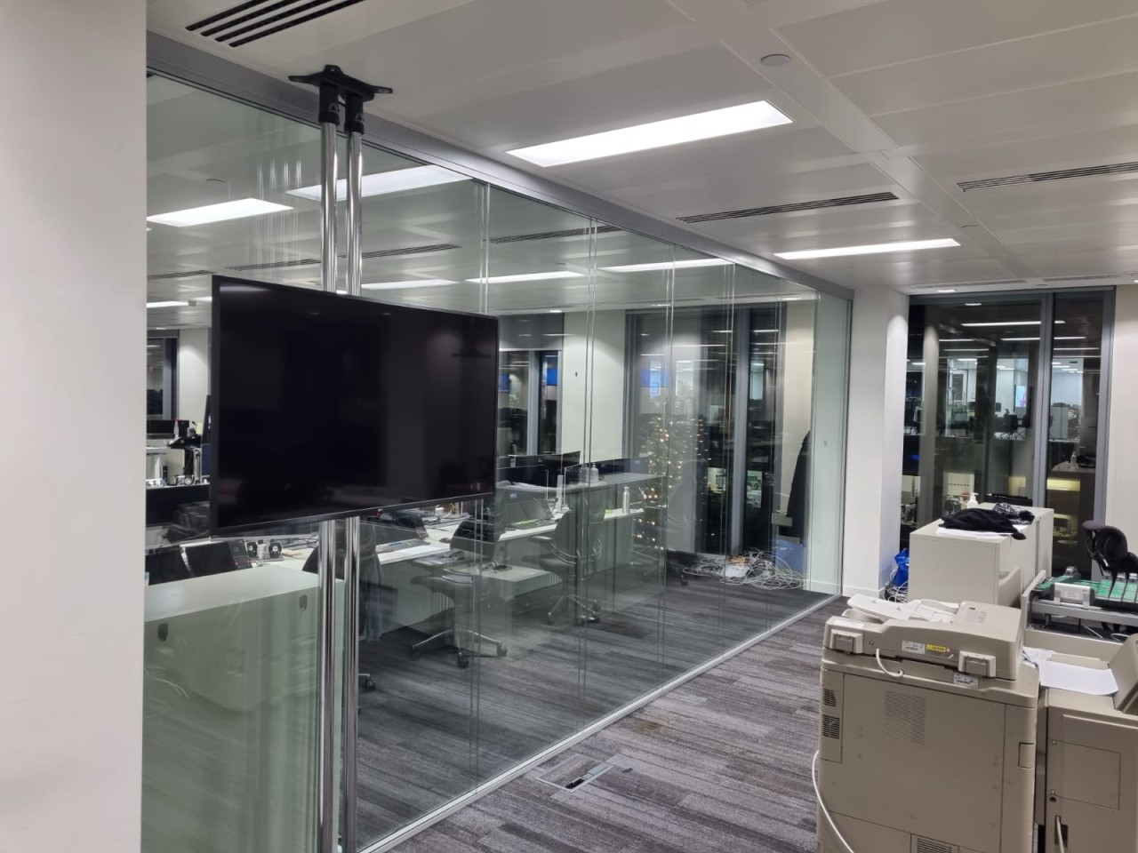 crystal-clarity-elevate-your-uk-office-with-double-glazed-glass-partitioning